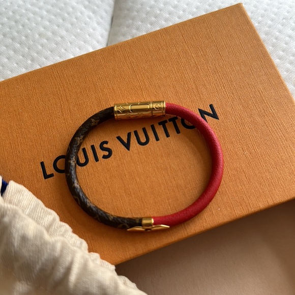 Louis Vuitton bracelet is also in great condition! - Picture 4 of 5